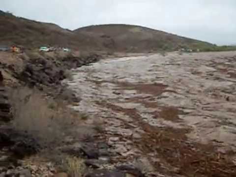 Arroyo Cadejé muestra la fuerza de la lluvia con la que se toparían las presas de jales mineras en BCS