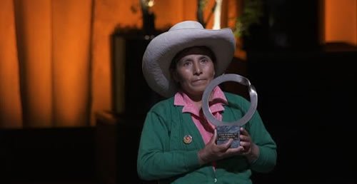 Máxima Acuña recibe el premio cantando un huayno y da sentido discurso
